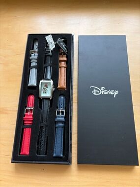 Rare find Disney Minnie mouse  5 Interchangeable leather straps Watch - Set, NWT